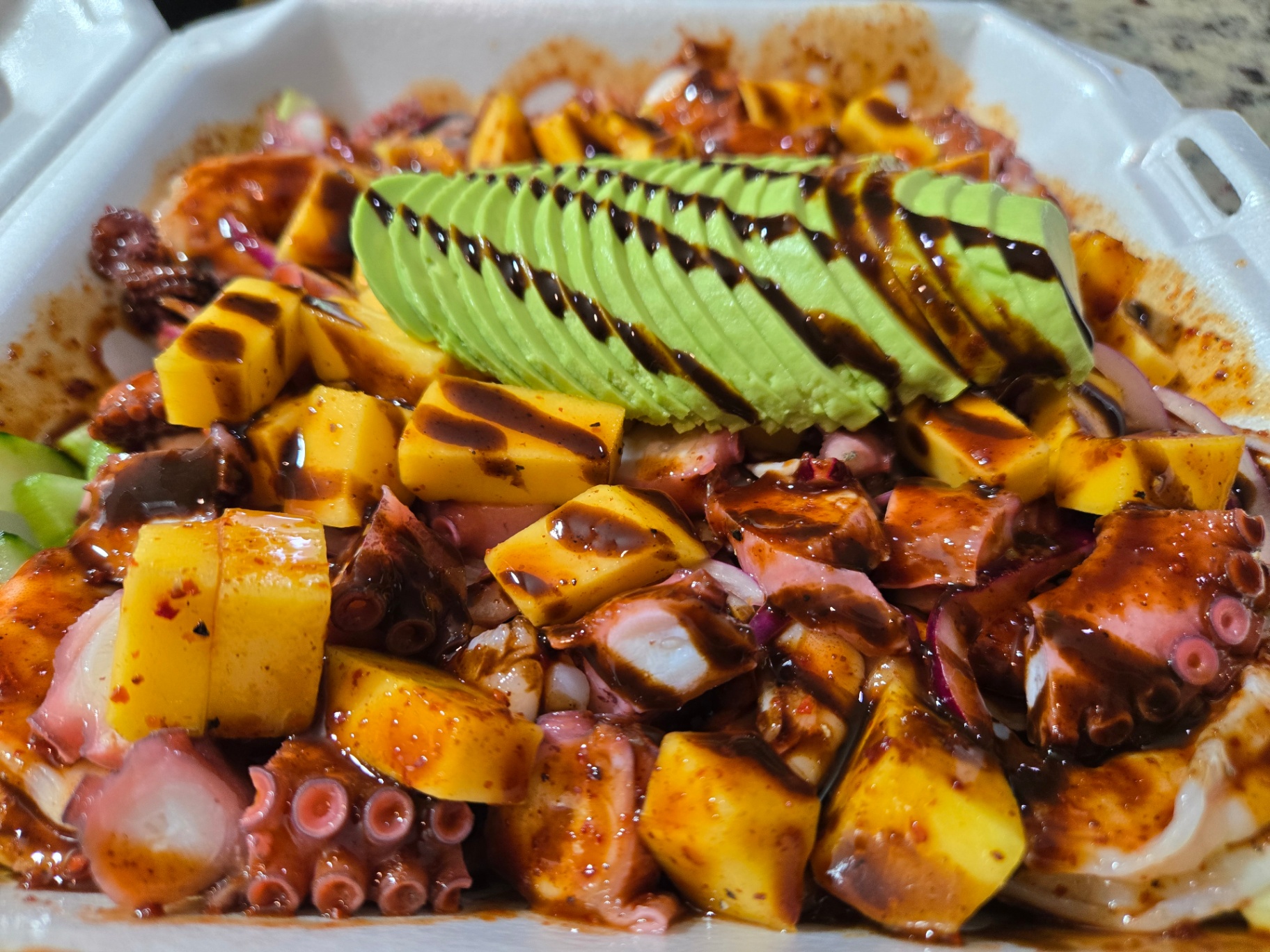 Mixto especial con pulpo y aguacate
